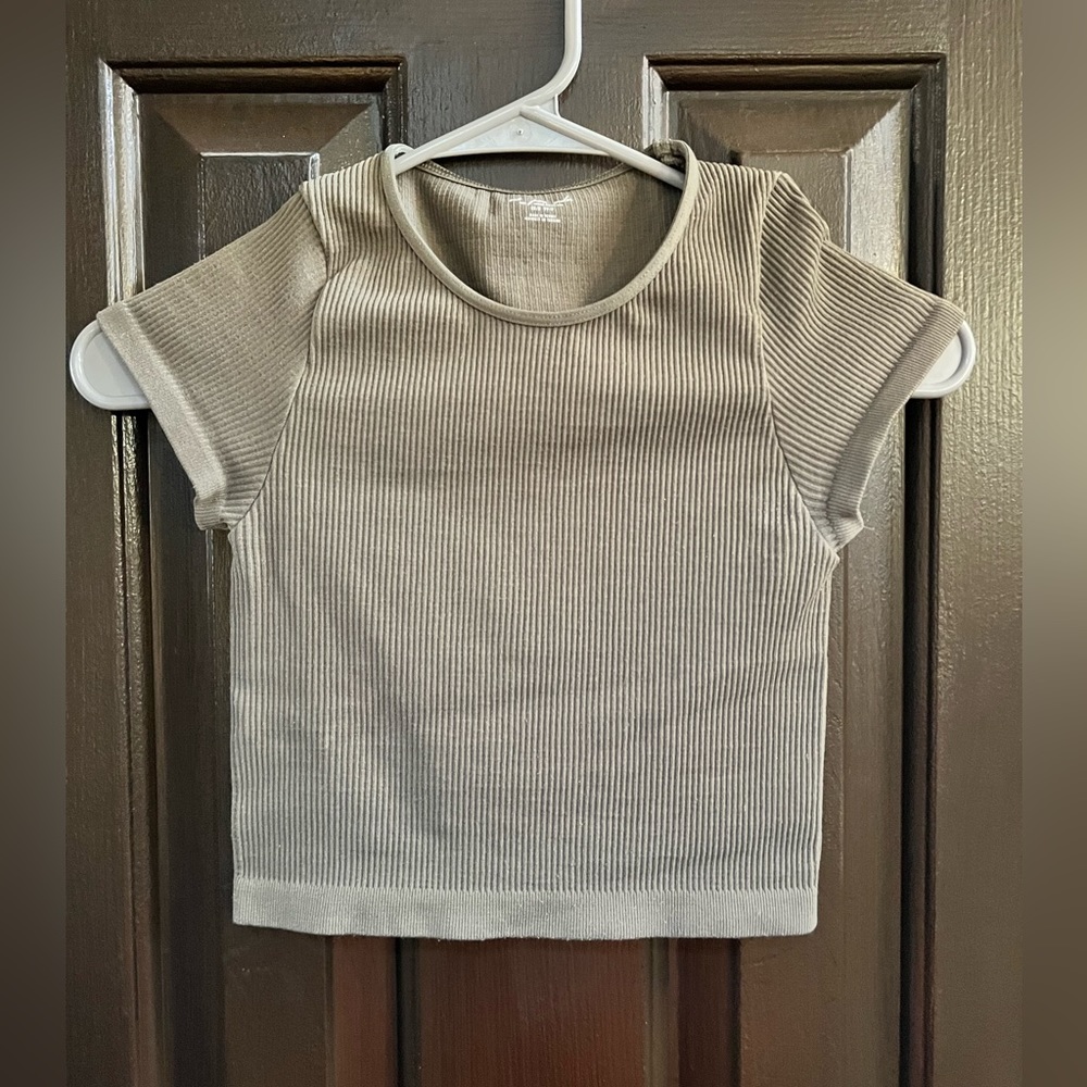 Cropped teeshirt. Tight fitting.